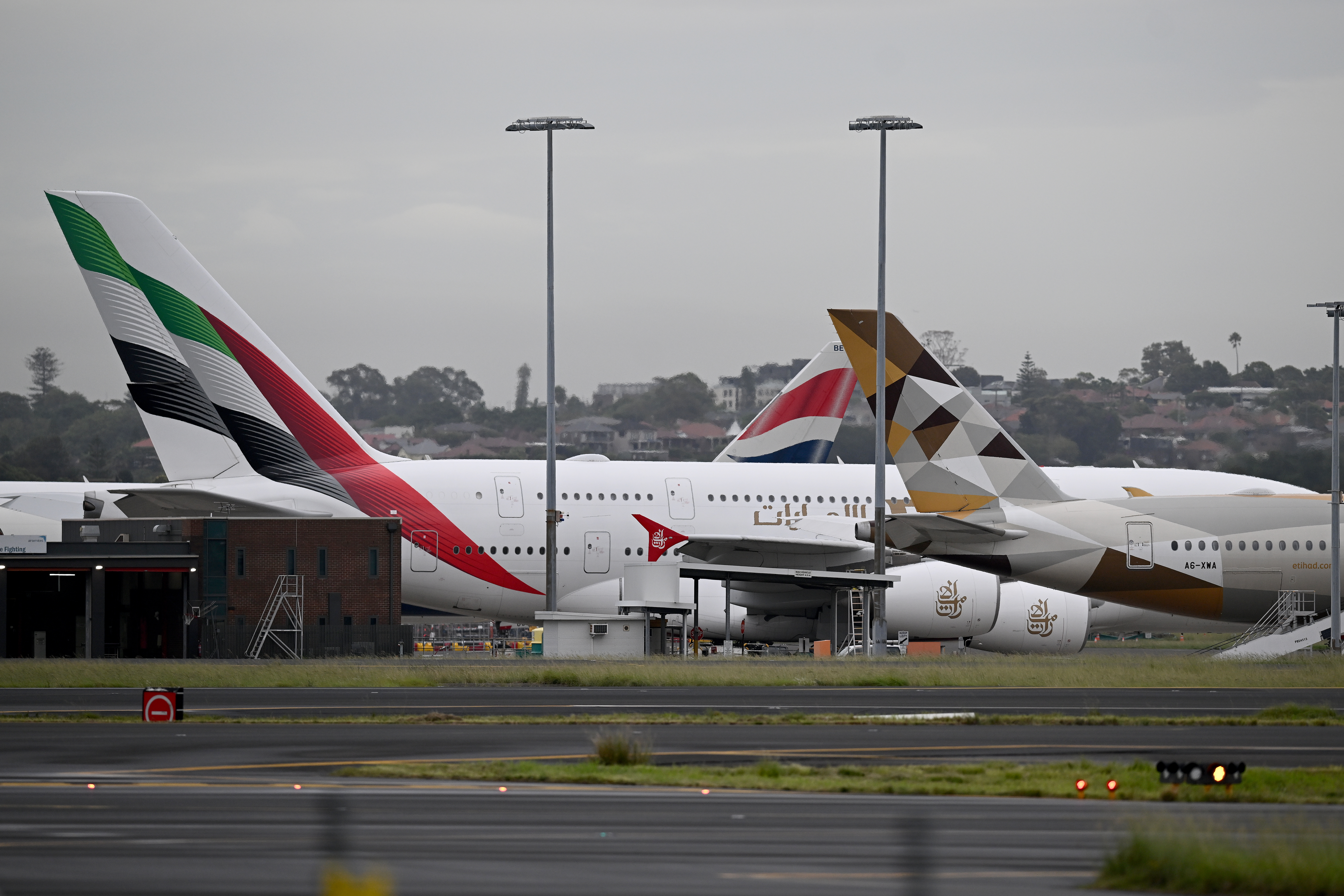 طيران الإمارات والاتحاد تستأنفان رحلات محدودة وسط اضطرابات جوية