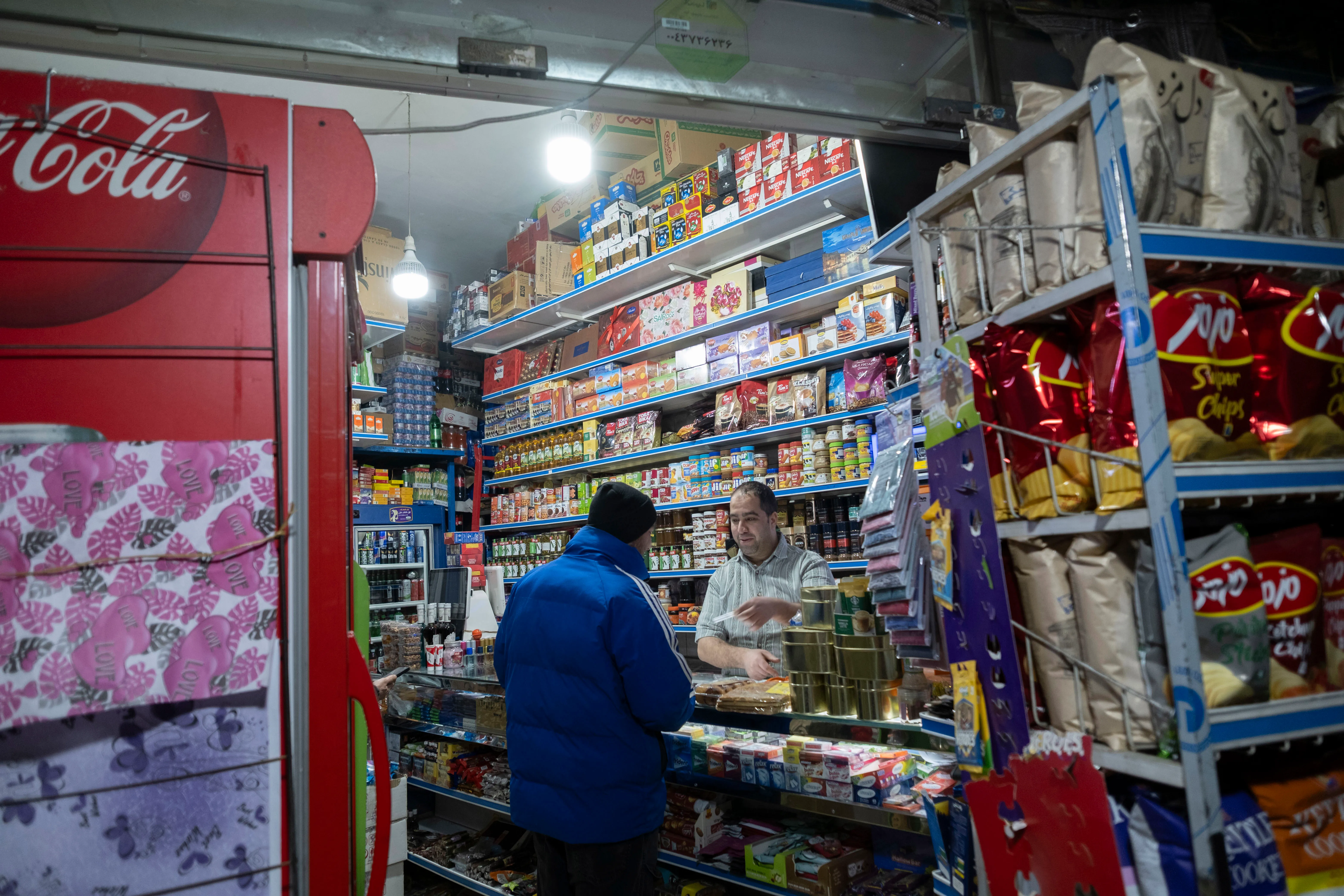 إيران تضع خطة طوارئ لتأمين الخبز والسلع الأساسية في زمن الحرب