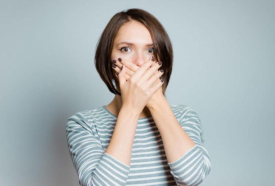 اسباب رائحة الفم الكريهة: متى تستدعي زيارة الطبيب؟