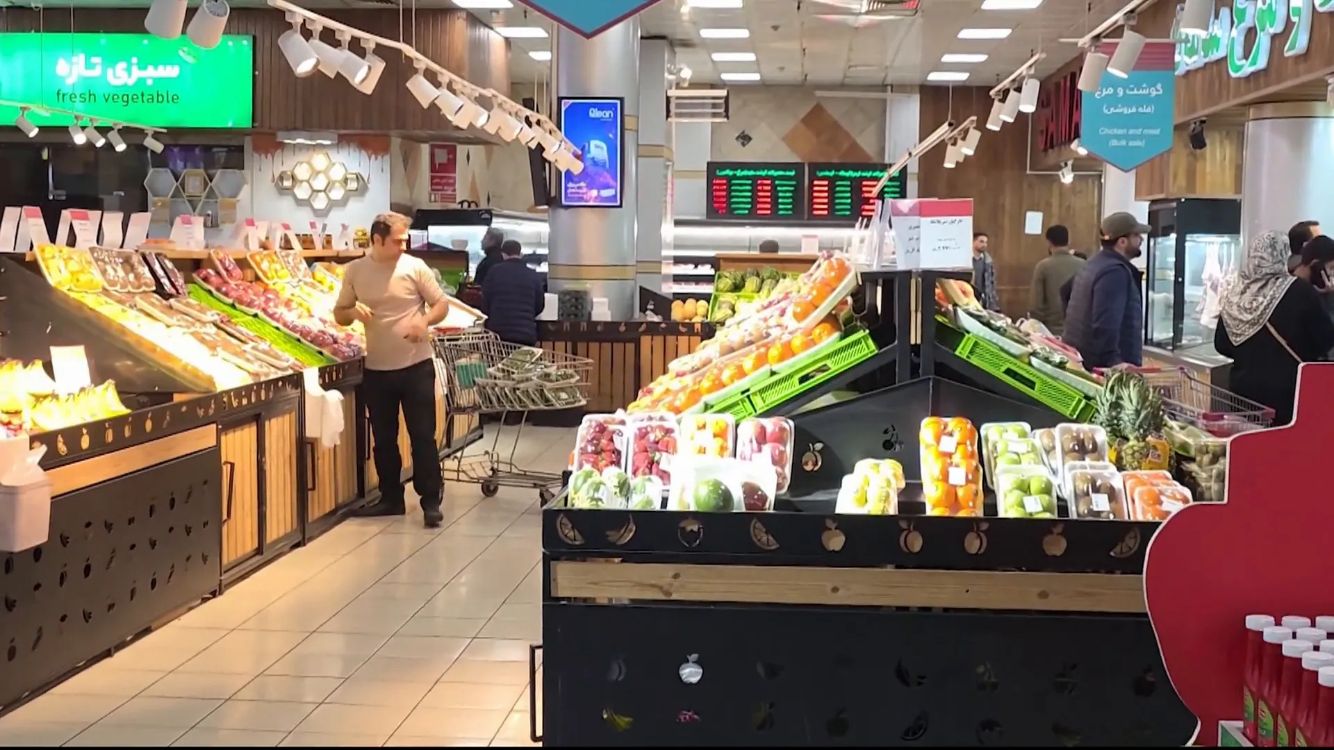 طهران: استمرار حركة التسوق وتوفر السلع رغم المخاوف من الحرب