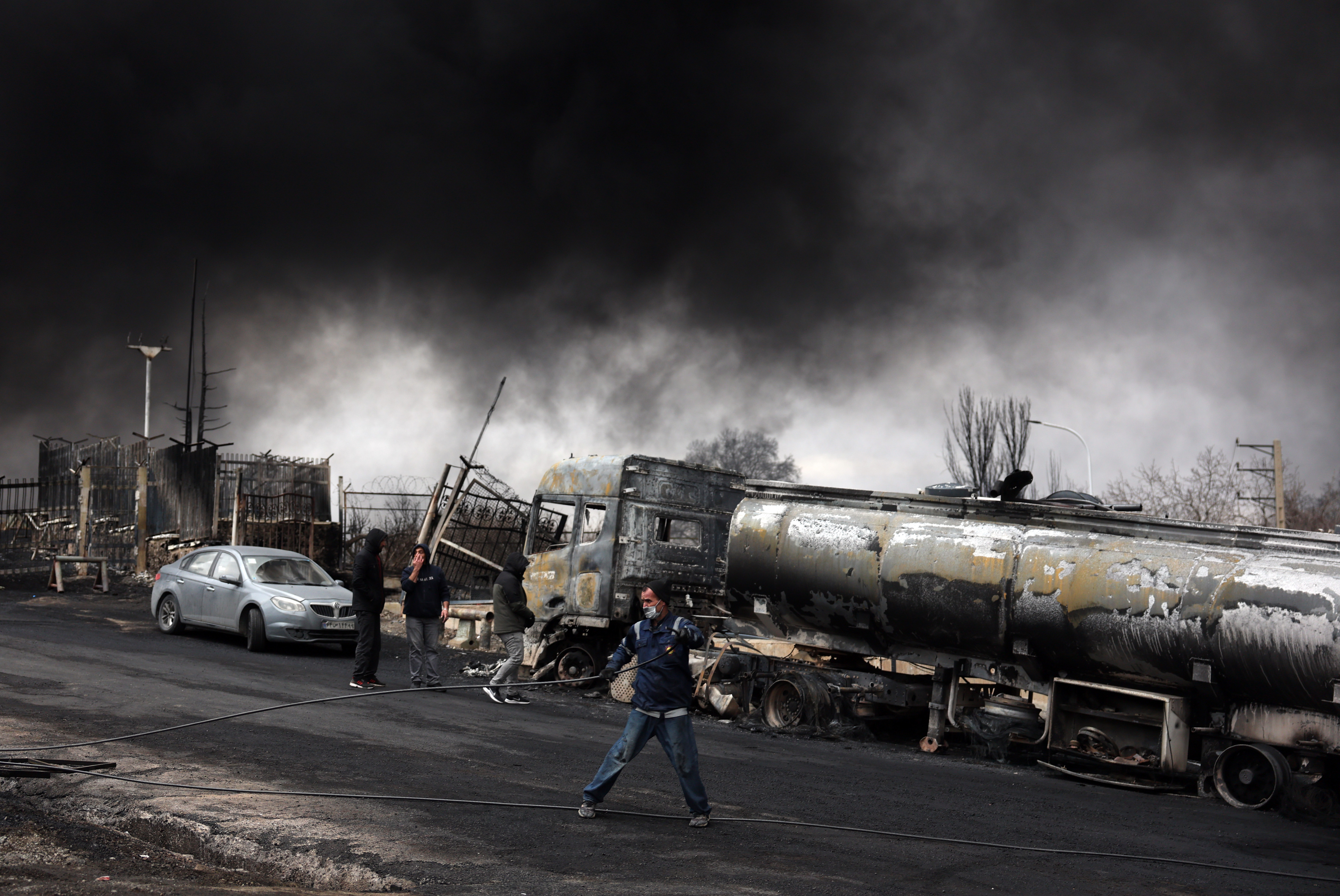 قيود على الوقود في طهران بعد هجمات على مخازن النفط