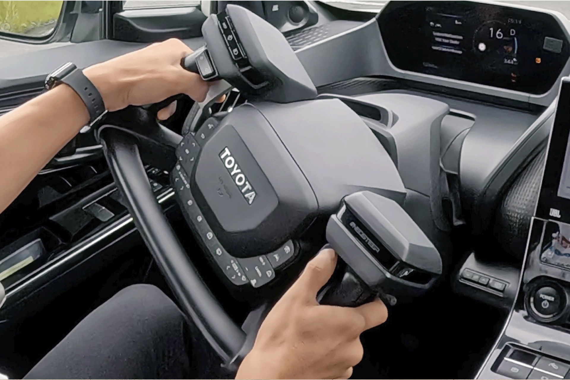 الصين تحظر المقود المفتوح في السيارات بداية من 2027