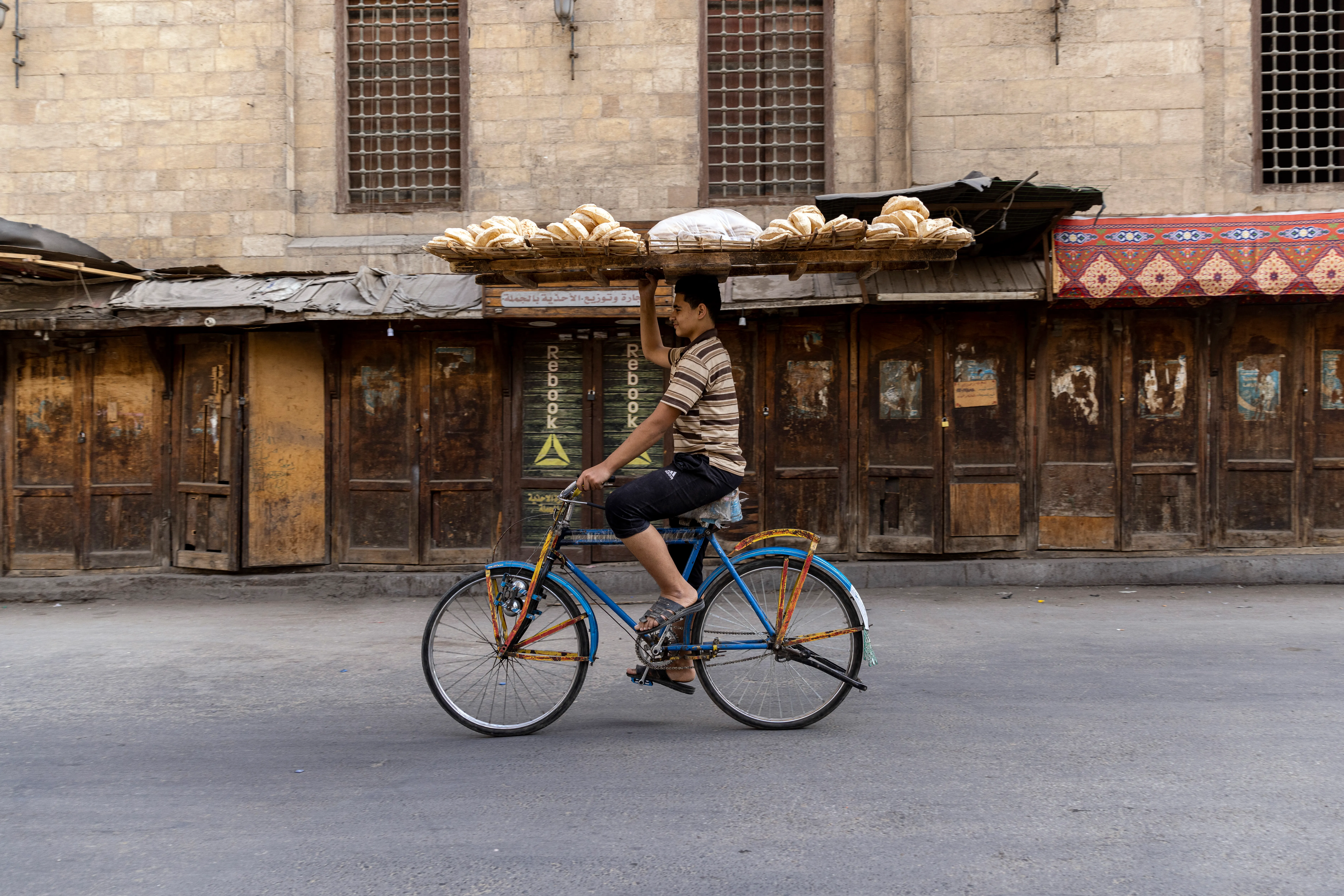 وزير التموين المصري يؤكد: لا تغيير في سعر الخبز المدعم رغم ارتفاع الوقود