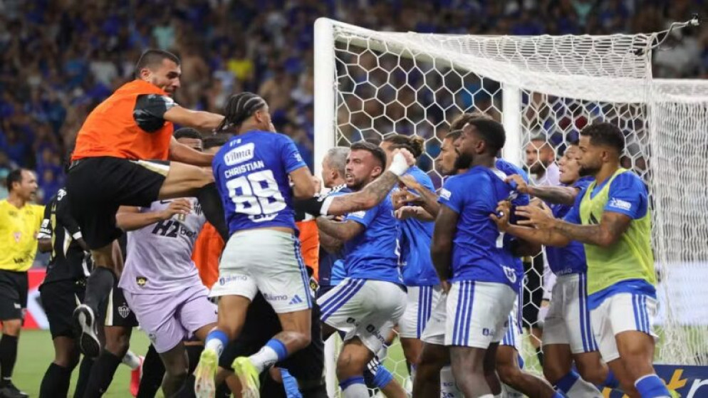 شجار جماعي في البرازيل وطرد 23 لاعبا في مباراة مينيرو