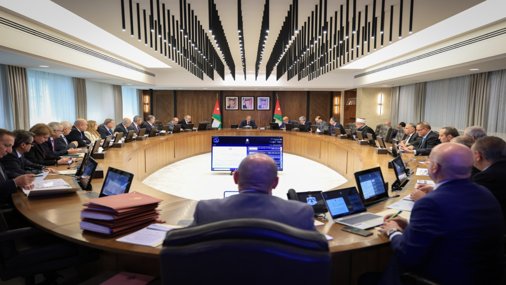 مجلس الوزراء يقر قانونا يسمح ببيع وشراء المركبات إلكترونيا في الاردن