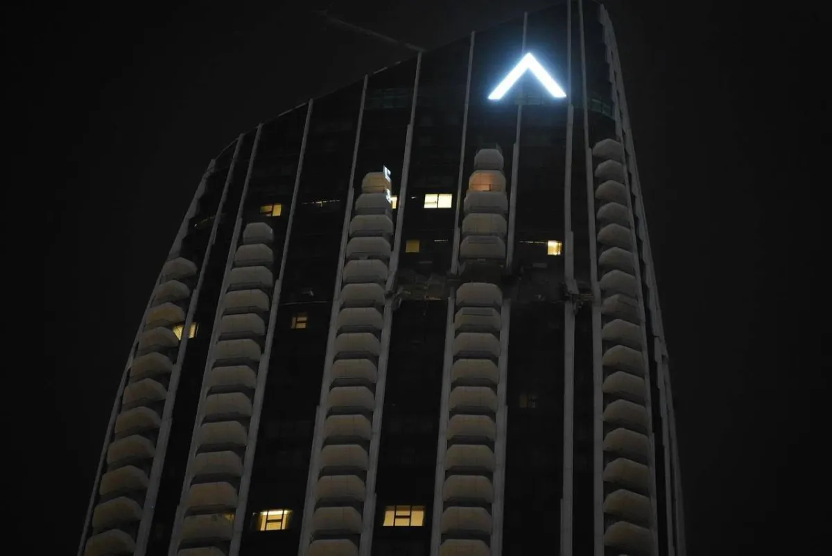 السيطرة على حريق محدود في دبي بعد سقوط طائرة مسيرة