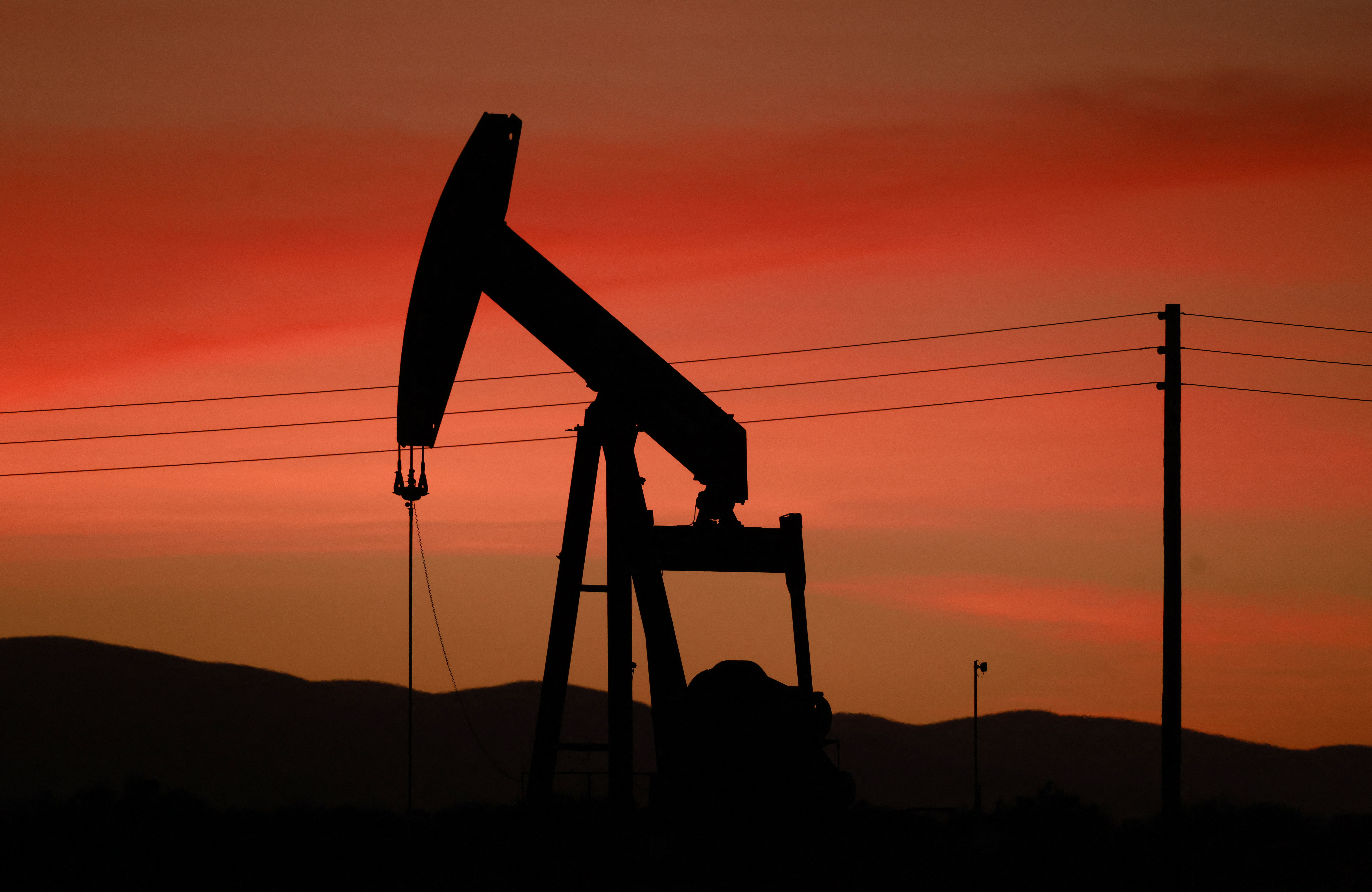 الولايات المتحدة تخفف قيود النفط الروسي لتهدئة اسواق الطاقة