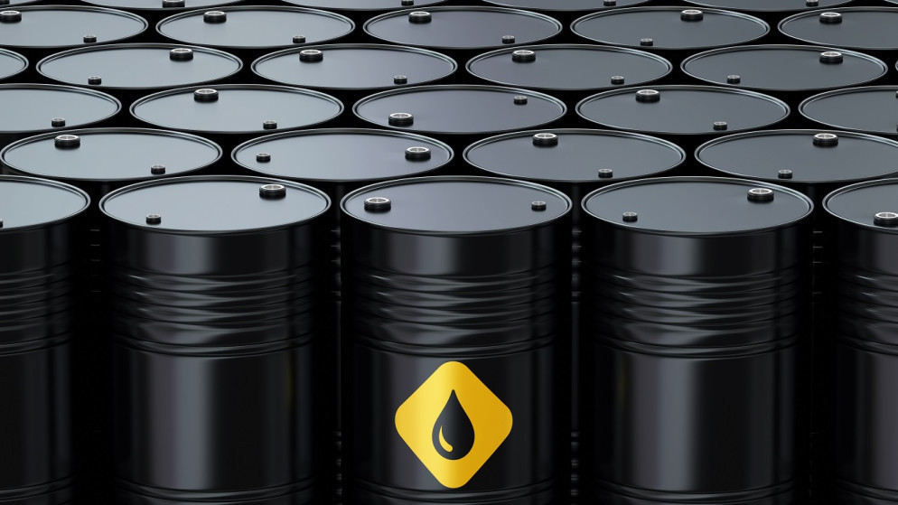أسعار النفط تتراجع وسط ترخيص أمريكي لشراء الخام الروسي