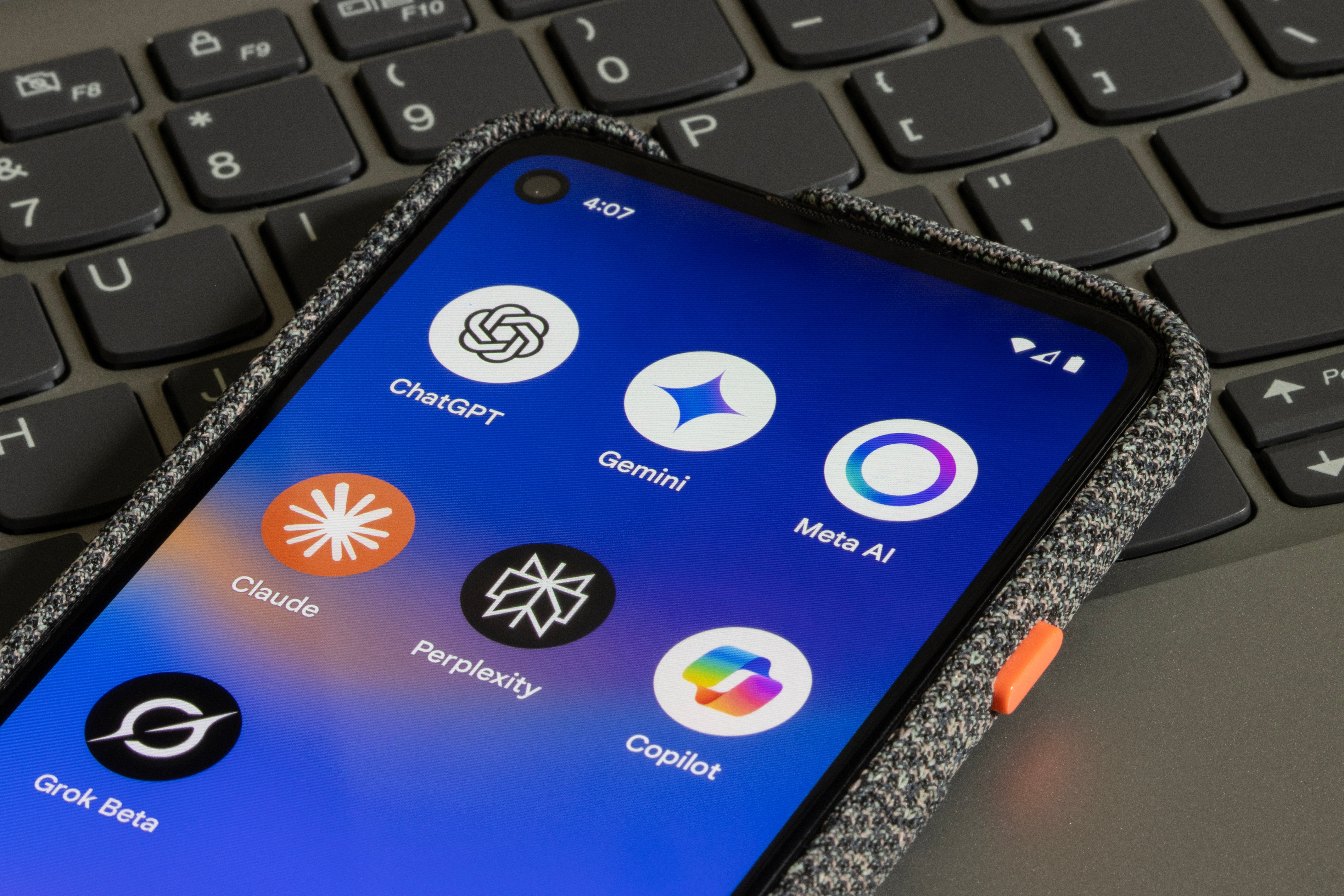 كلود ام شات جي بي تي: صراع الذكاء الاصطناعي والابتكار