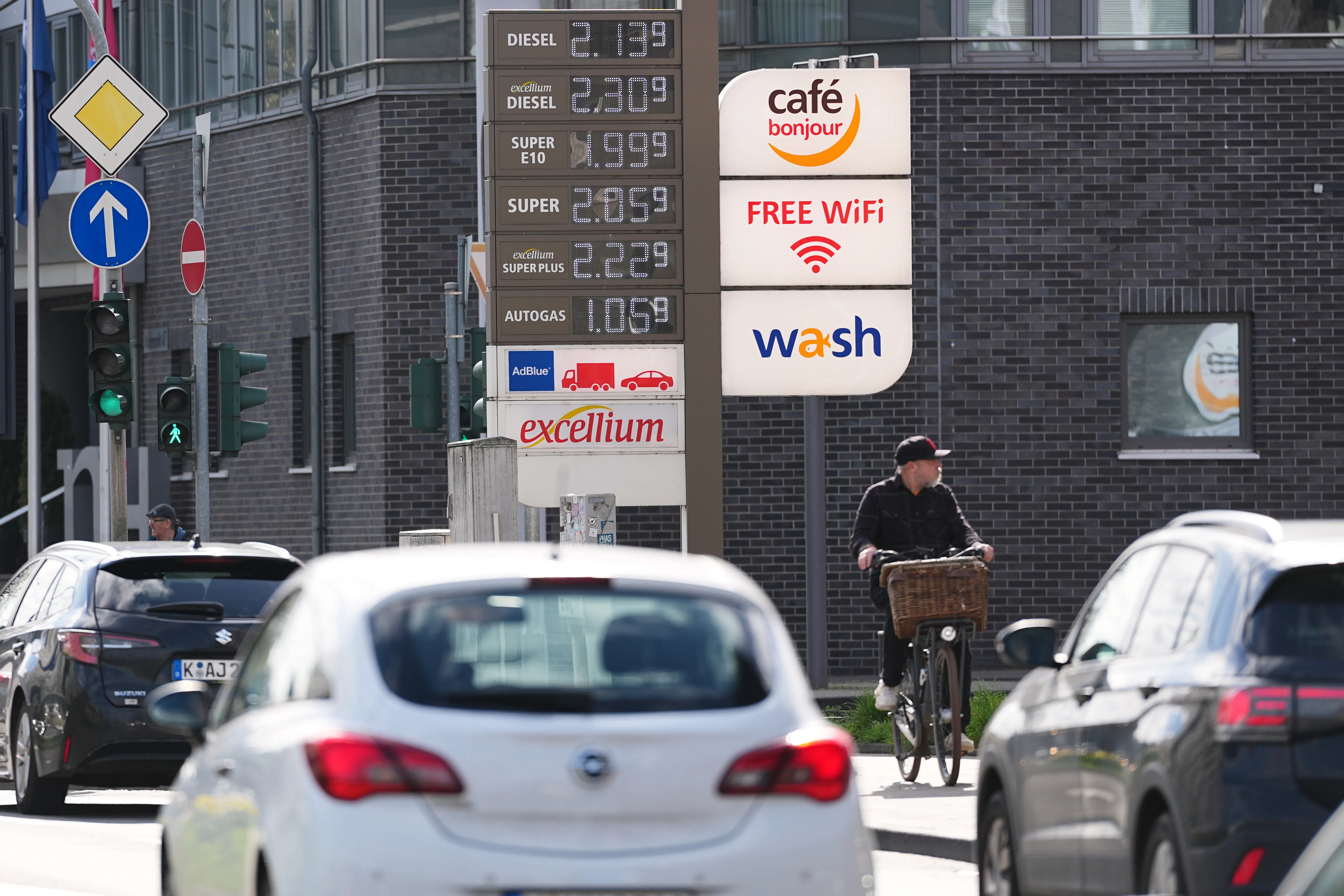 الاتحاد الأوروبي يبحث كبح تكاليف الطاقة مع استمرار حرب إيران