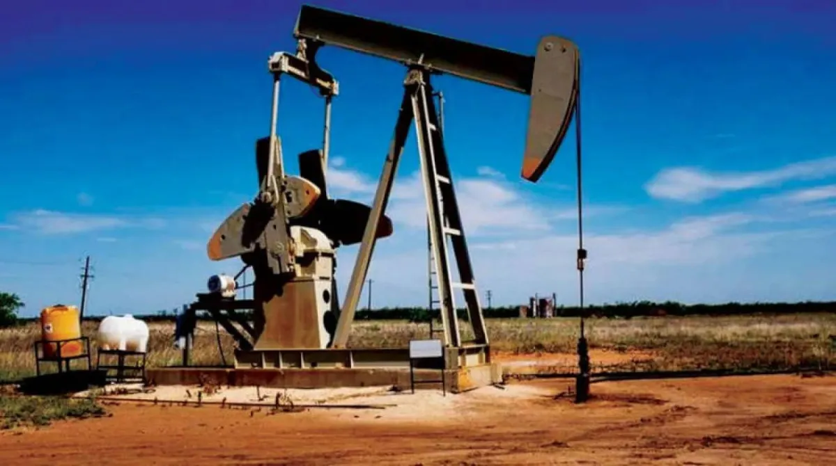 تراجع أسعار النفط وسط جهود لفتح مضيق هرمز