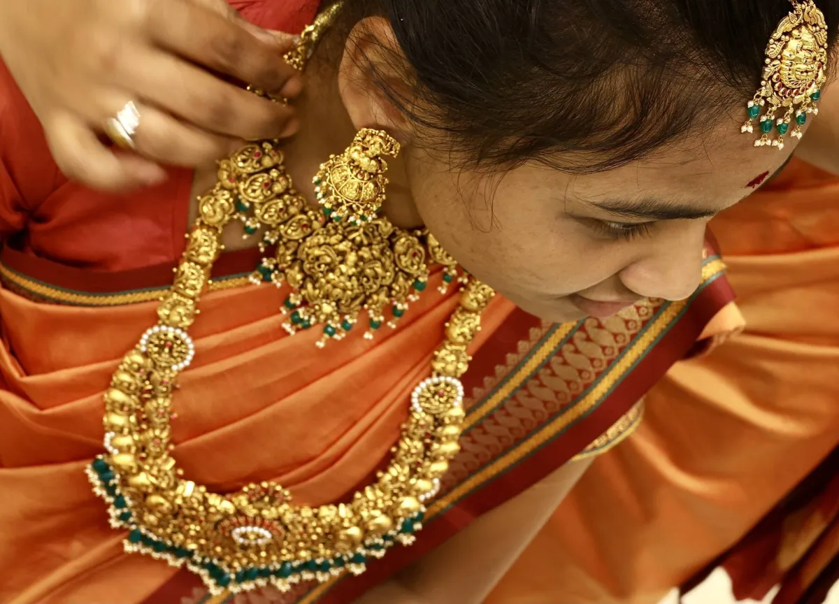 الذهب يحافظ على مستوياته وسط ترقب قرارات البنوك المركزية