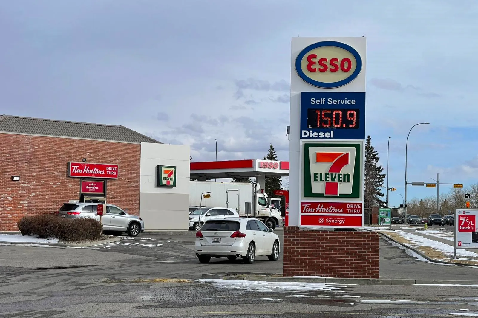 تداعيات الحرب على ايران ترفع اسعار الوقود في كندا وتثير قلق المواطنين