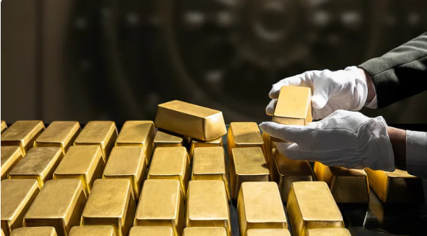 تراجع الذهب مع صعود الدولار وتضاؤل آمال خفض الفائدة