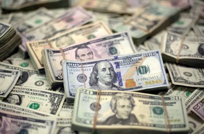 الدولار يتراجع مع هبوط النفط وترقب قرارات البنوك المركزية