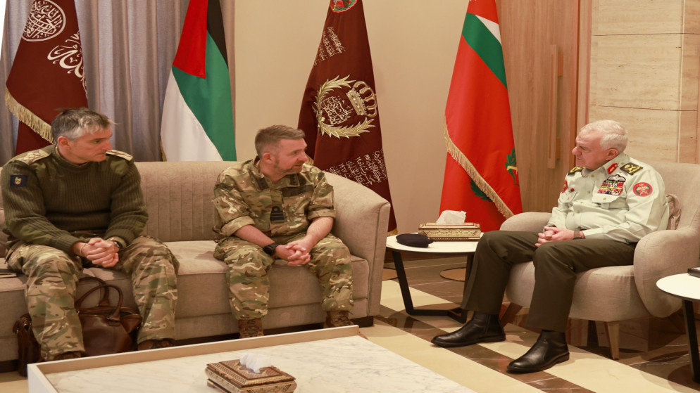 الحنيطي يبحث التعاون العسكري مع المستشار البريطاني