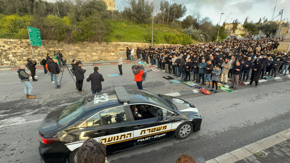 القدس: مصلون يؤدون صلاة العيد قرب الاقصى رغم القيود