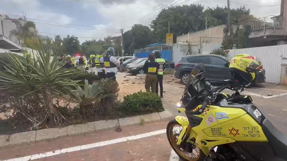 أضرار في مباني تل أبيب بعد سقوط شظايا صاروخ