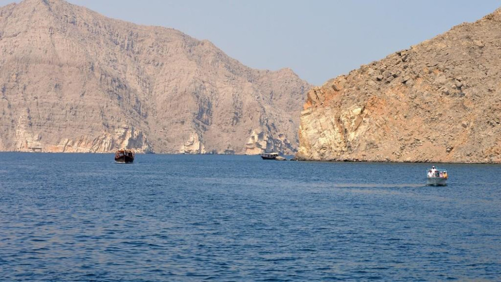 إيران تهدد بتلغيم الخليج ووقف الملاحة ردًا على أي هجوم