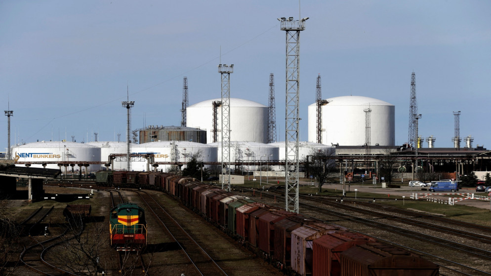 تراجع أسعار النفط بعد قرار ترامب بتأجيل ضربات الطاقة الإيرانية