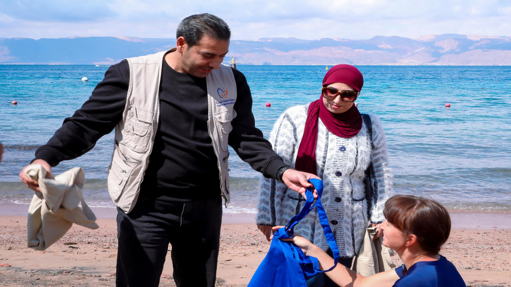 العقبة تطلق حملة اتركها نظيفة وتوزع أكياس قماشية للحفاظ على البيئة