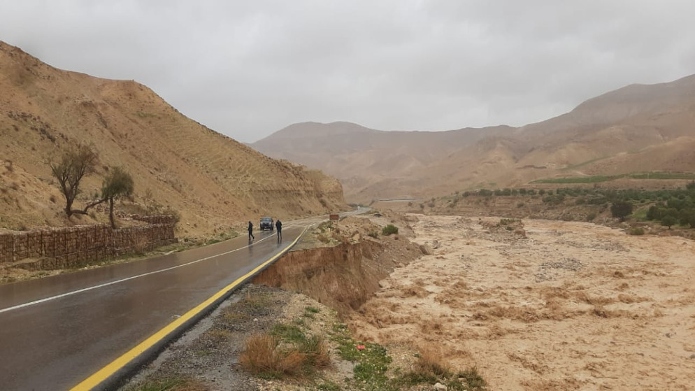 اغلاق الطريق الملوكي في الطفيلة اثر فيضان سد شيظم