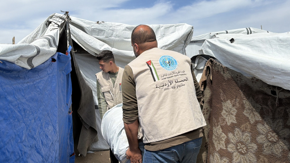 الحملة الاردنية توزع خياما للنازحين في خان يونس