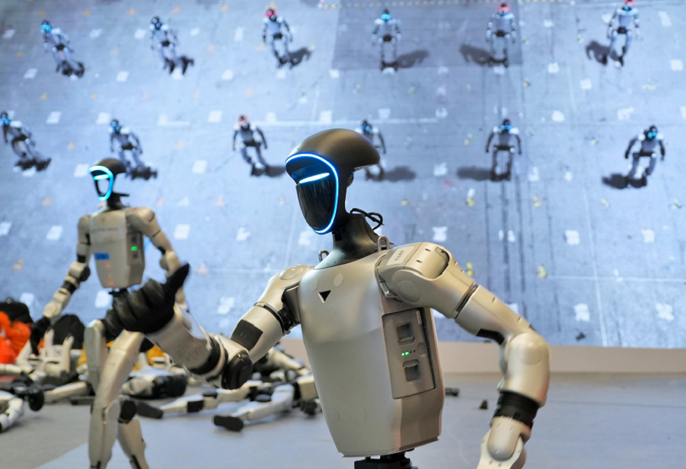 روبوت يصفع طفلا بوجهه يثير جدلا واسعا