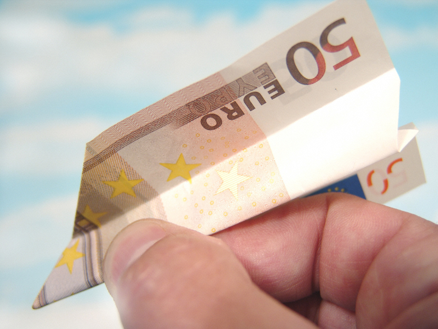 الاتحاد الأوروبي يرفع تكاليف استيراد الطرود منخفضة القيمة: تفاصيل الرسوم الجديدة