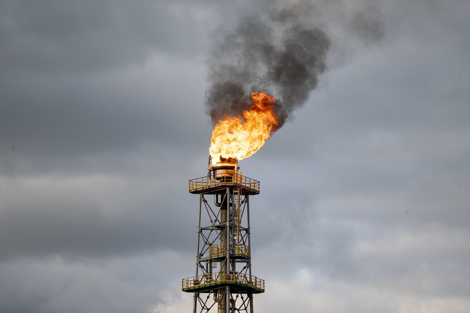 العراق يربط استئناف نشاطه النفطي بوقف الحرب ويؤكد جاهزيته للعودة السريعة