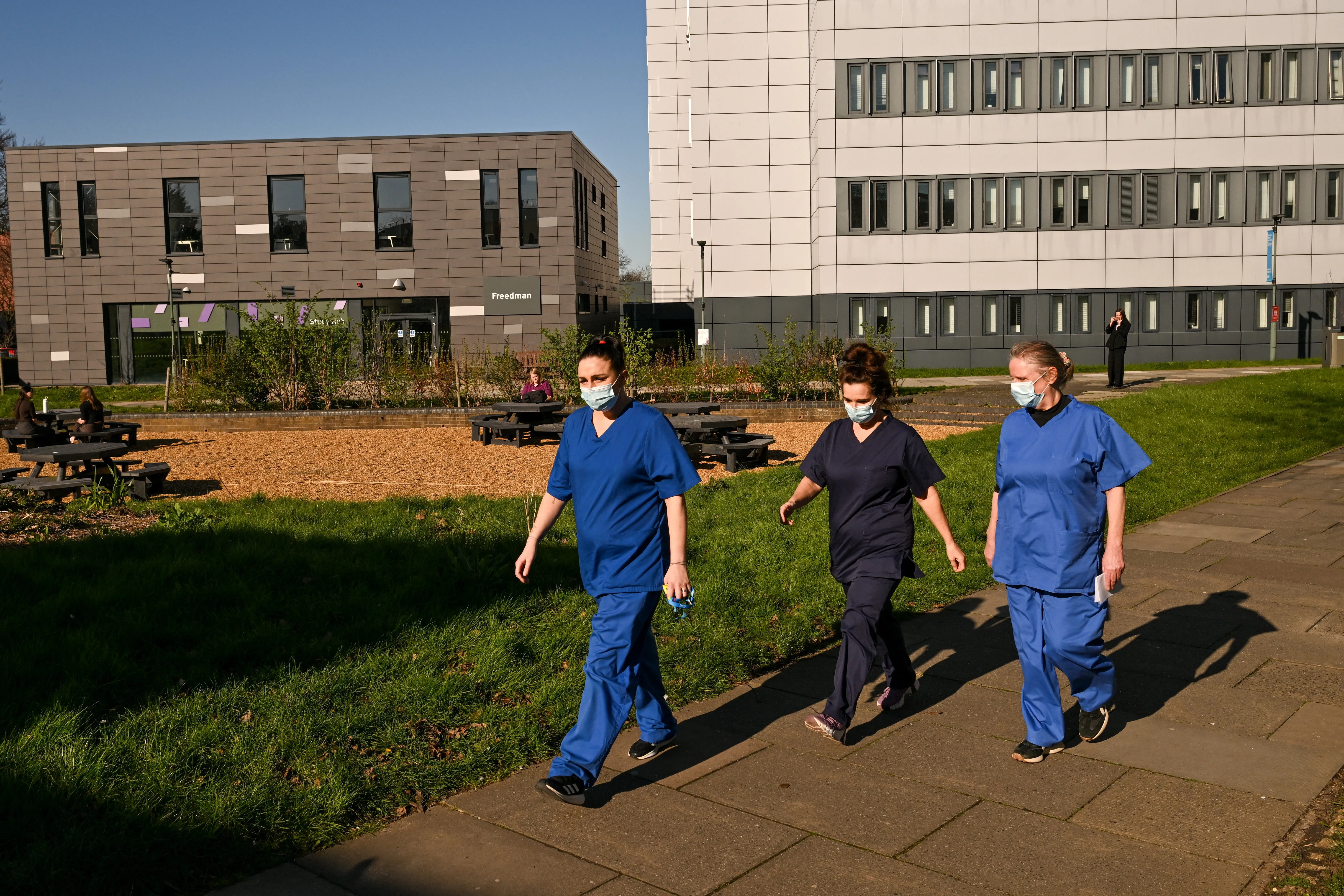 تفشي التهاب السحايا في الجامعات البريطانية: اعراض وعلاج