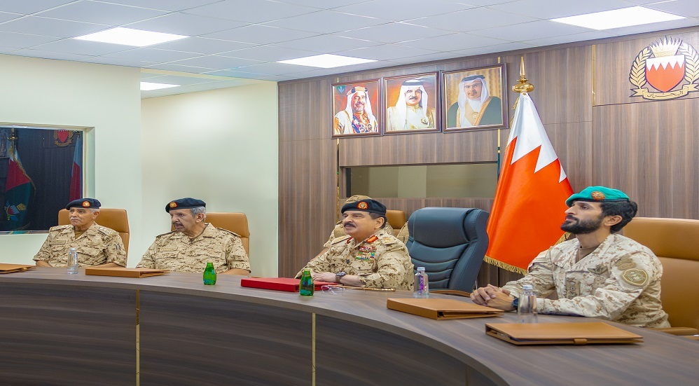 ملك البحرين يؤكد استمرار تطوير الجاهزية العسكرية لقوة الدفاع