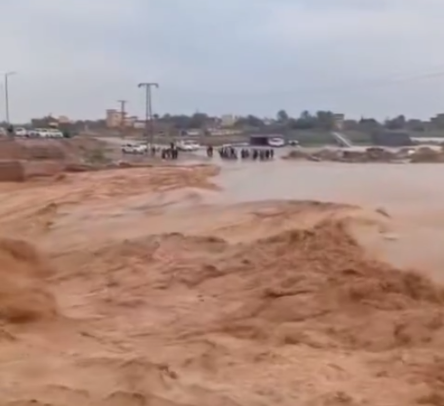 قطع الطريق الحدودي بين العراق وسوريا بسبب السيول الجارفة