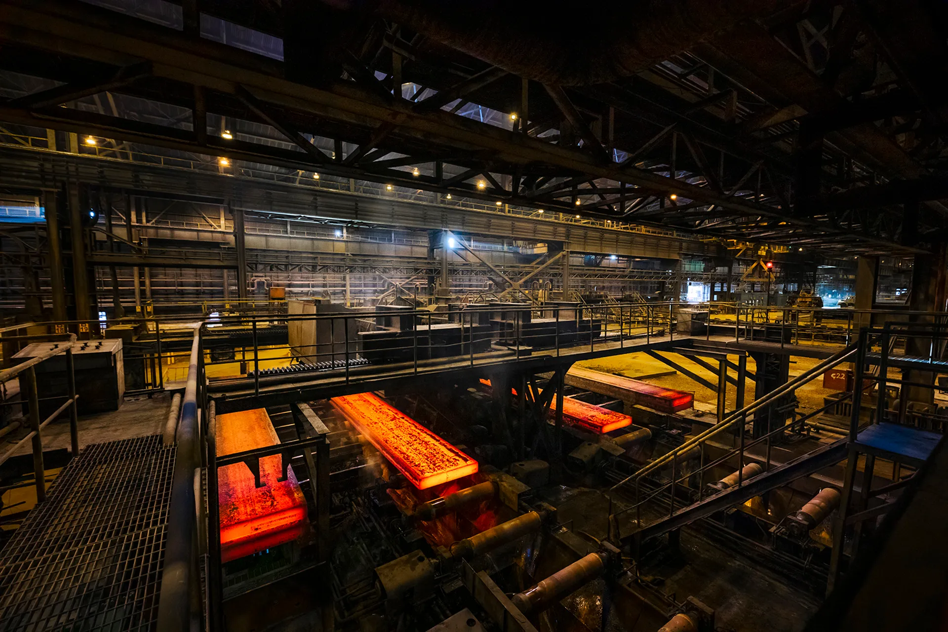 هجمات تستهدف قطاع الصلب في إيران وأثرها على الاقتصاد