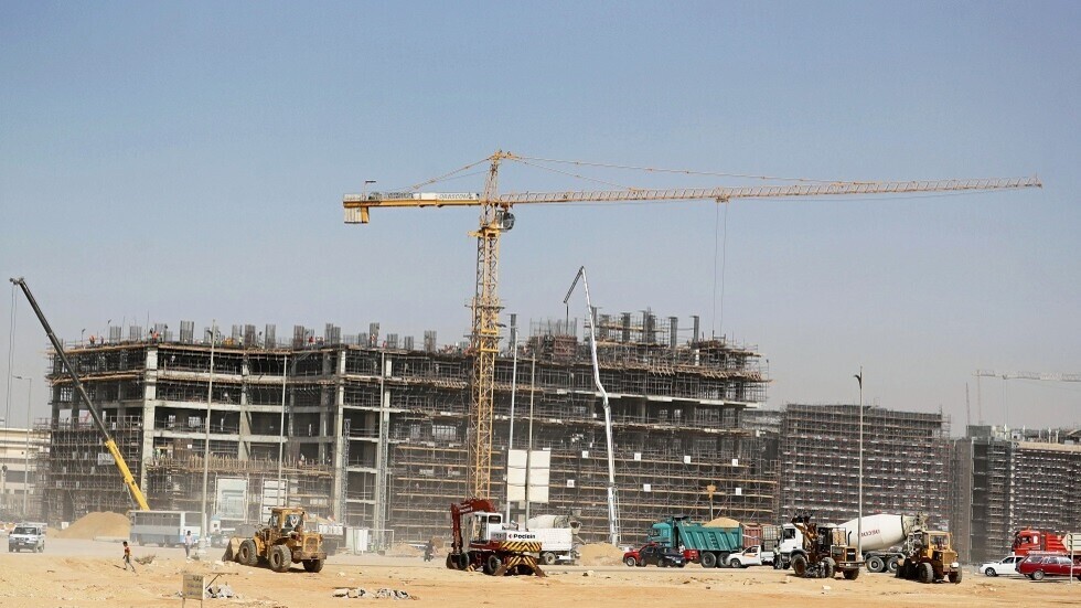 مصر تعلن تجميد المشروعات الكبرى وتطبيق العمل عن بعد لمواجهة تداعيات الحرب