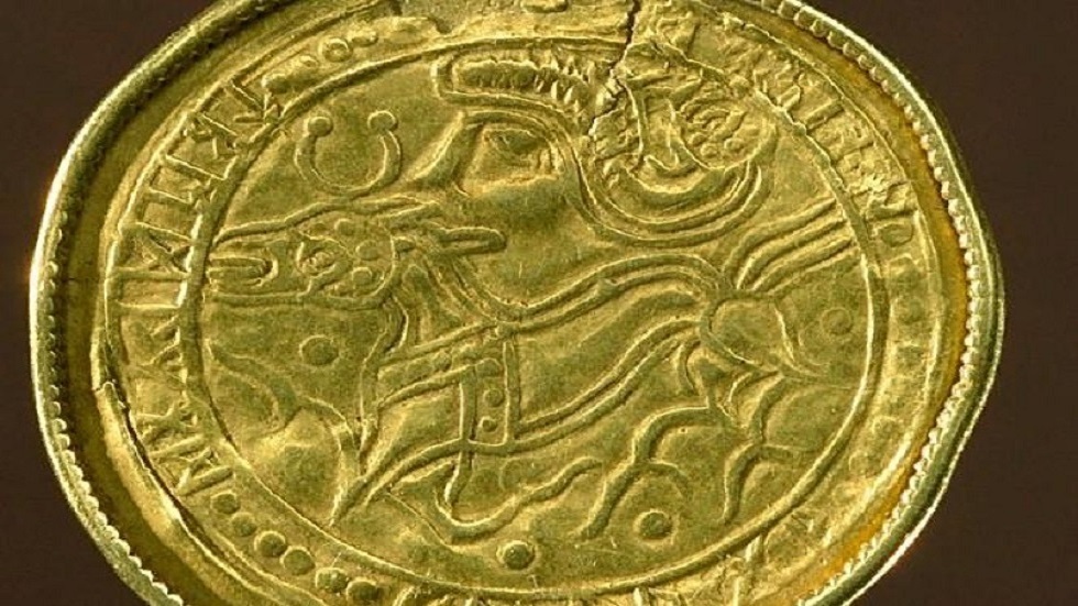 اكتشاف قلادة ذهبية نادرة من عصر الفايكنج في بريطانيا يعيد كتابة التاريخ