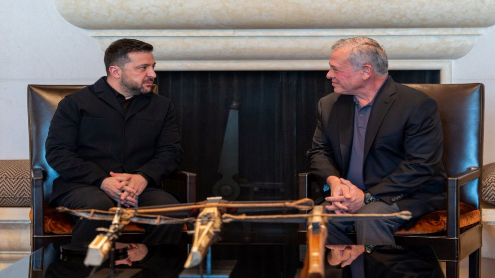 الملك وزيلينسكي يبحثان تعزيز العلاقات وتطورات المنطقة