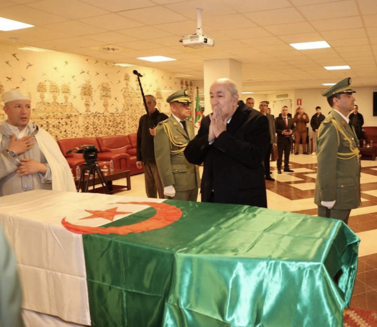 الجزائر تودع زروال بإعلان الحداد الوطني