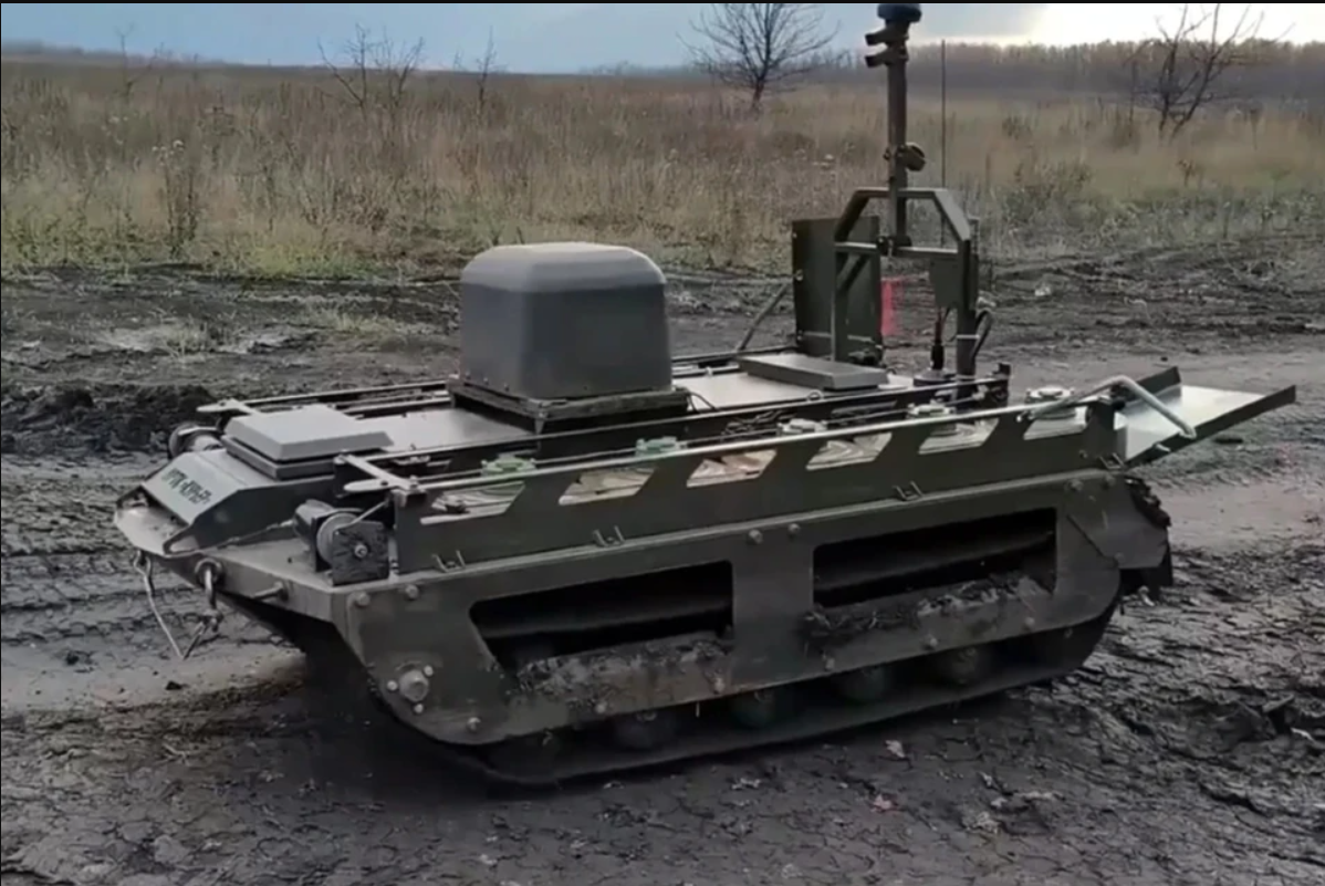 روسيا تطور روبوت كورير العسكري للتحكم بالطائرات المسيرة