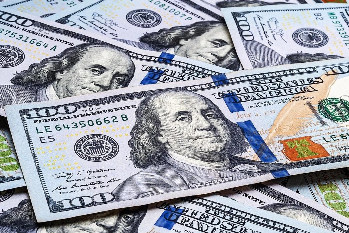 الدولار يقترب من 54 جنيها في البنوك المصرية وسط ترقب للسياسات النقدية