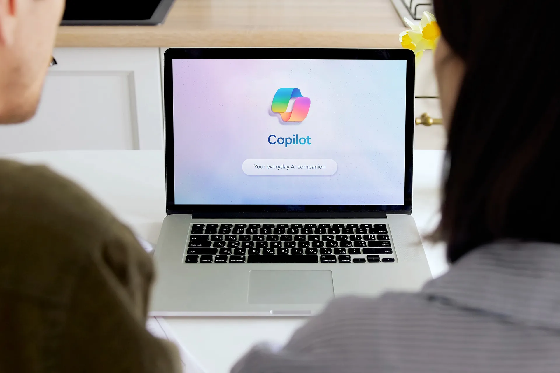 مايكروسوفت تطلق Copilot Cowork بميزة النقد الذاتي المتطورة