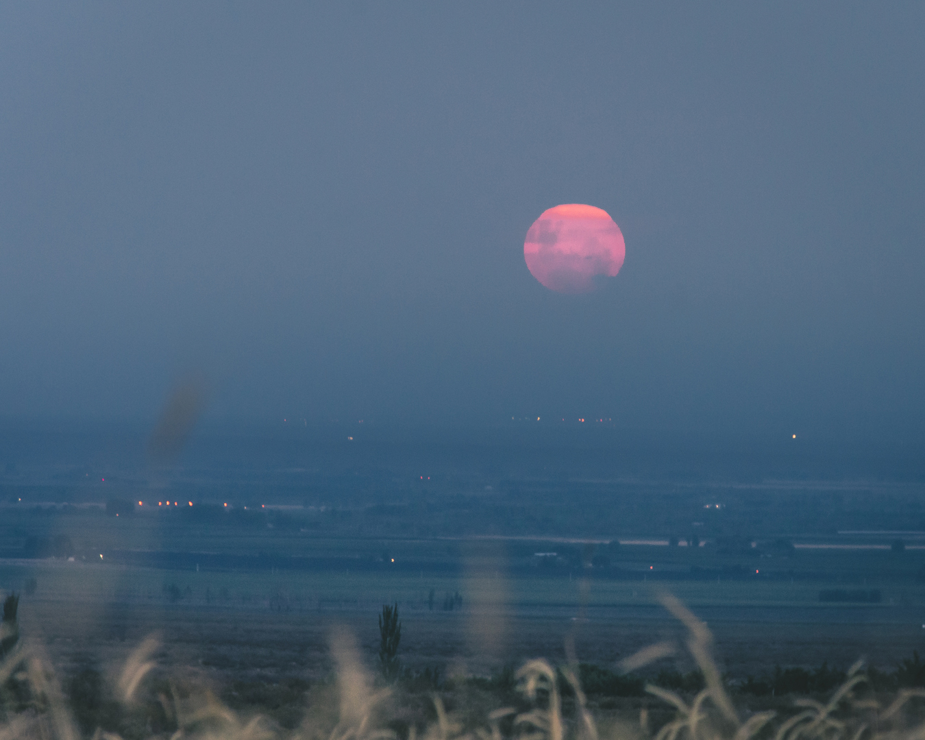 ابريل يشهد ظواهر فلكية نادرة قمر وردي ومذنب يلامس الشمس