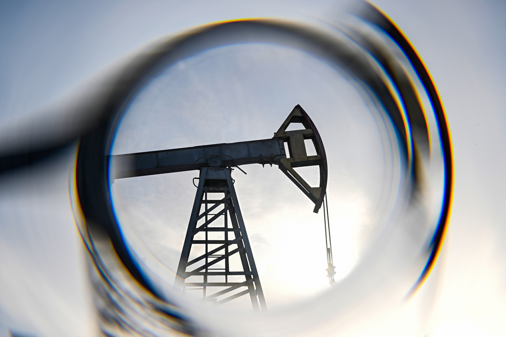 وزير الخزانة الامريكي يهدد بالسيطرة على مضيق هرمز وسط مخاوف من اضطرابات النفط