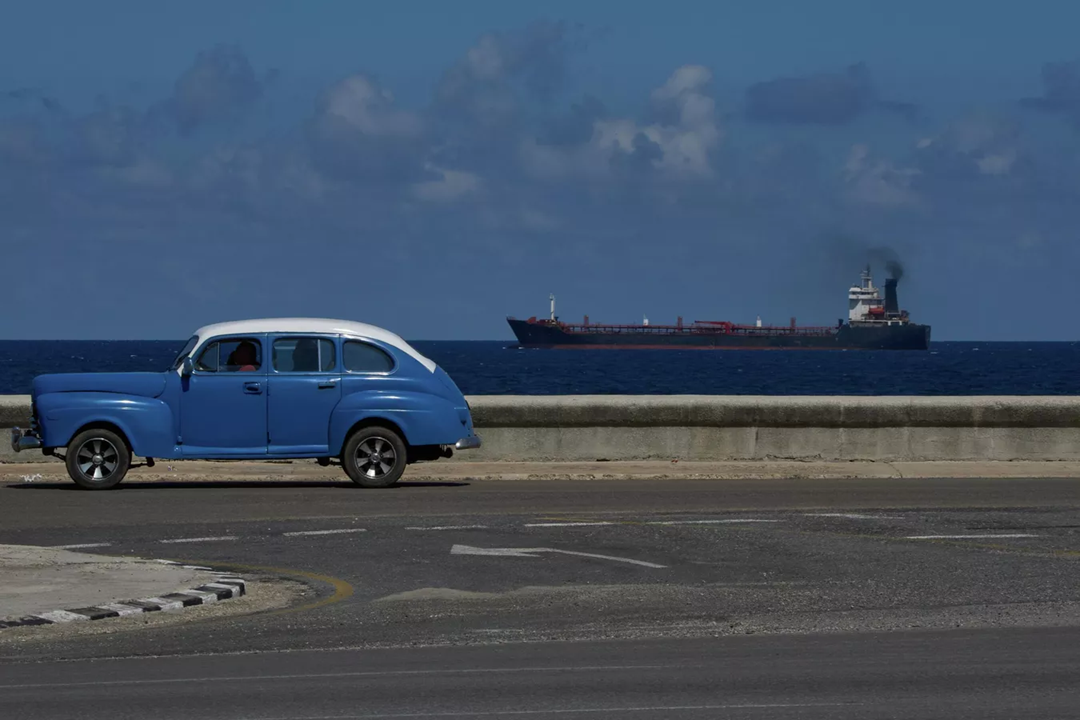 الناقلة الروسية أناتولي كولودكين تحمل النفط الخام إلى كوبا