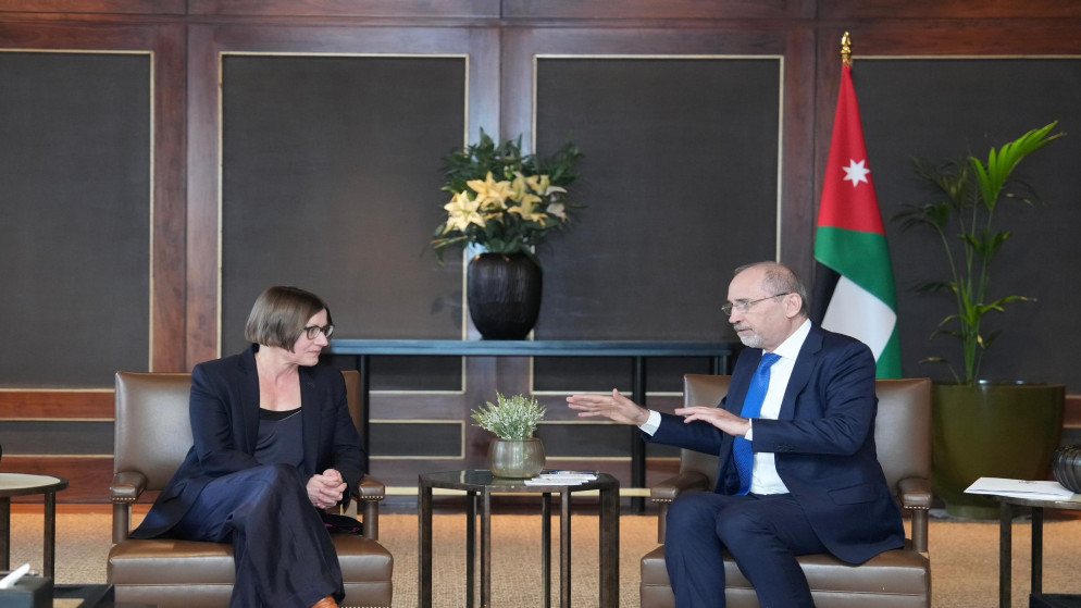 الصفدي يؤكد ضرورة الالتزام بوقف اطلاق النار في غزة