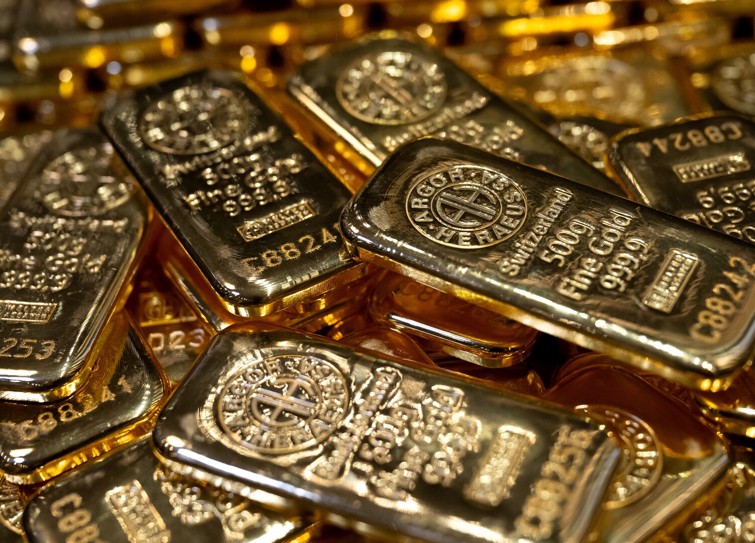 الذهب يواجه ضغوطا مع تغير توقعات السياسة النقدية الامريكية