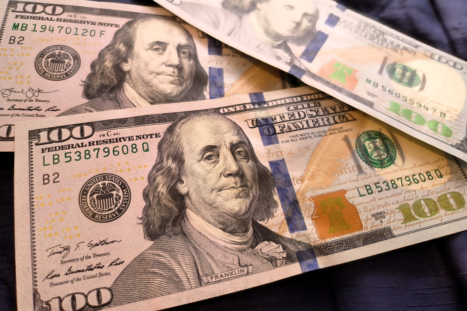 الدولار يحافظ على توازنه وسط مخاوف من تصاعد التوترات