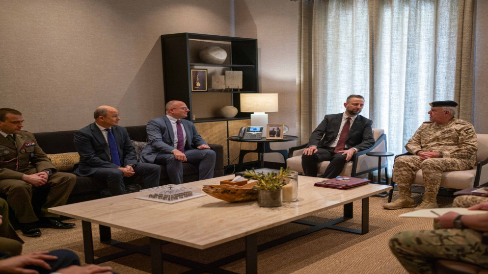 الحنيطي يبحث مع وزير الدفاع البولندي التعاون العسكري