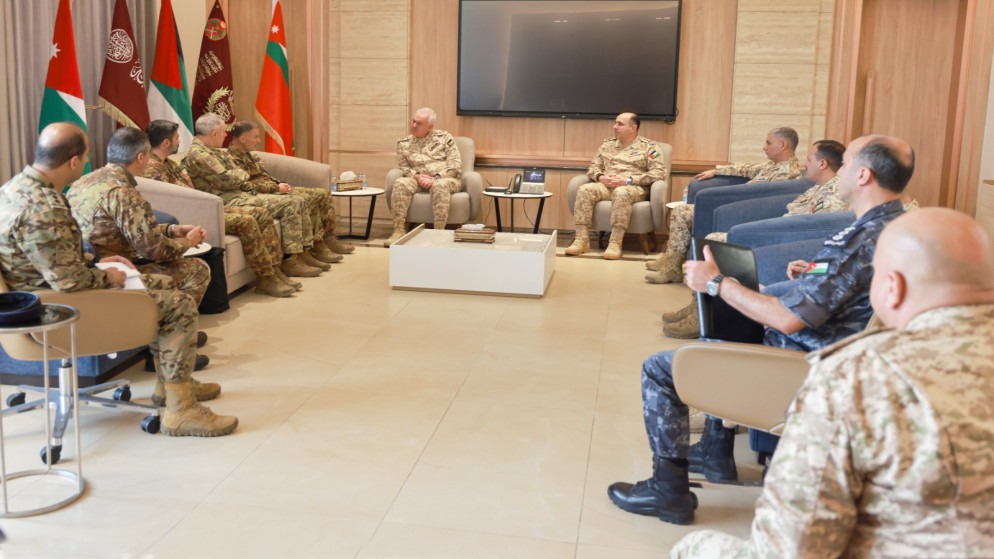 الحنيطي يبحث مع قائد العمليات الايطالي تعزيز التعاون العسكري