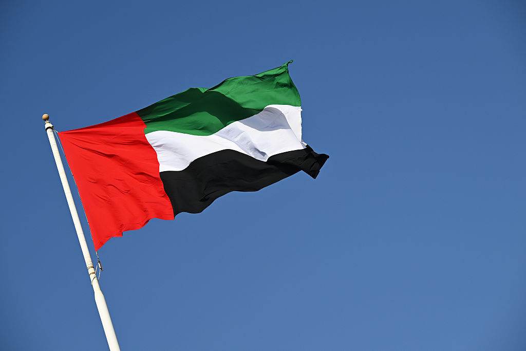 الدفاع الاماراتية تتصدى لعشرات الصواريخ الباليستية والطائرات المسيرة